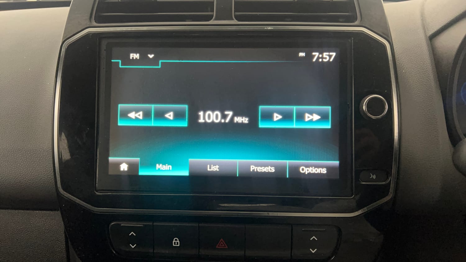 Used 2020 Renault Kwid 1.0 RXT Opt Petrol Manual top_features Integrated (in-dash) music system