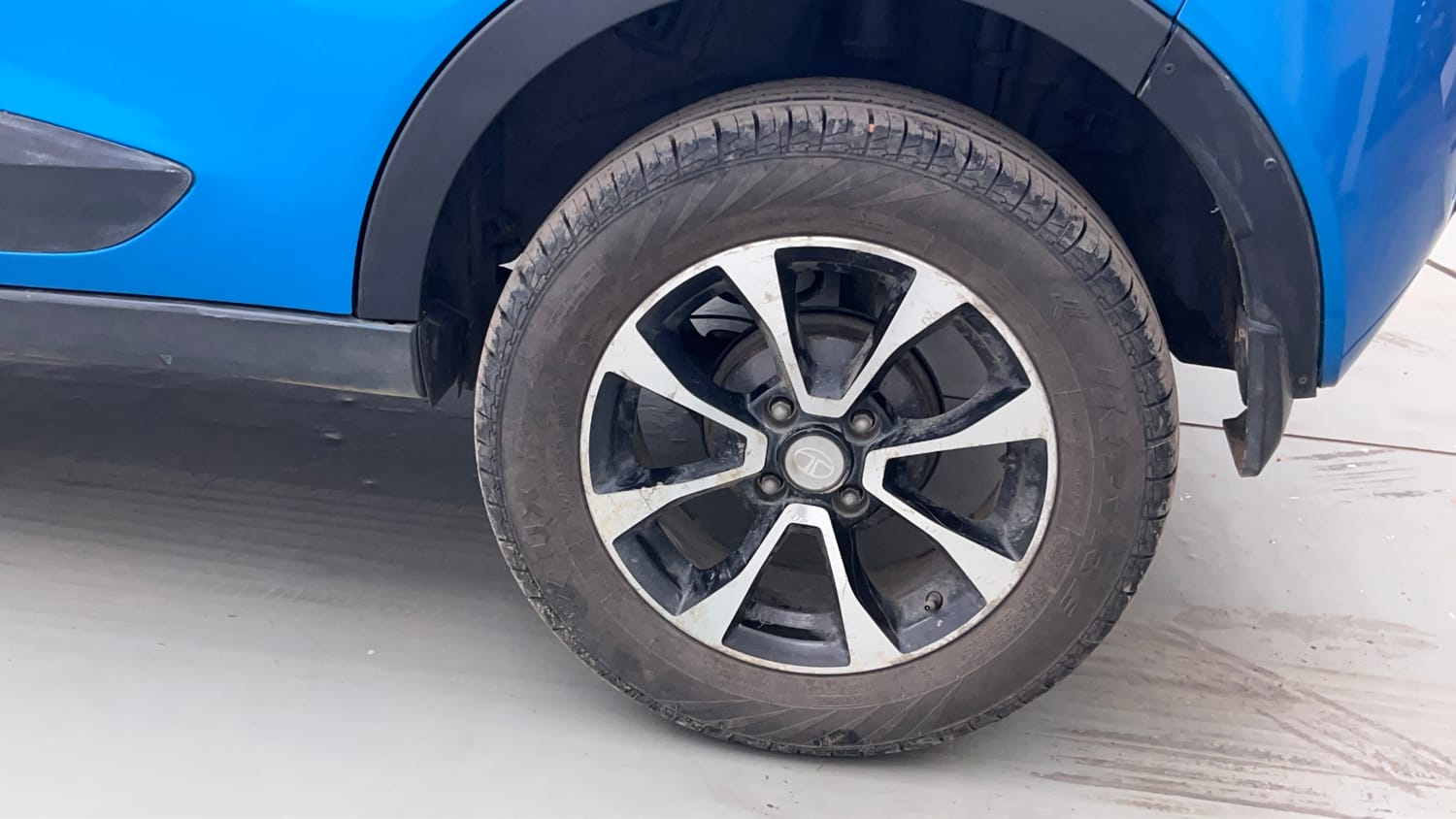 Used 2020 Tata Nexon XZA Plus (O) Petrol Automatic tyres LEFT REAR TYRE RIM VIEW