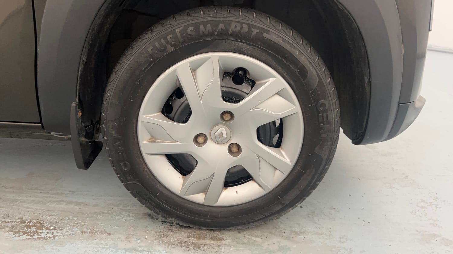 Used 2020 Renault Kwid 1.0 RXT Opt Petrol Manual tyres RIGHT FRONT TYRE RIM VIEW