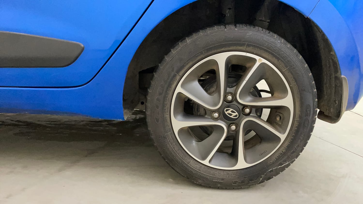 Used 2018 Hyundai Grand i10 Sportz AT 1.2 Kappa VTVT Petrol Automatic tyres LEFT REAR TYRE RIM VIEW
