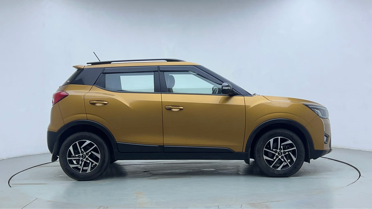 Used 2023 Mahindra XUV 300 TurboSport W8 Petrol Manual exterior RIGHT SIDE VIEW