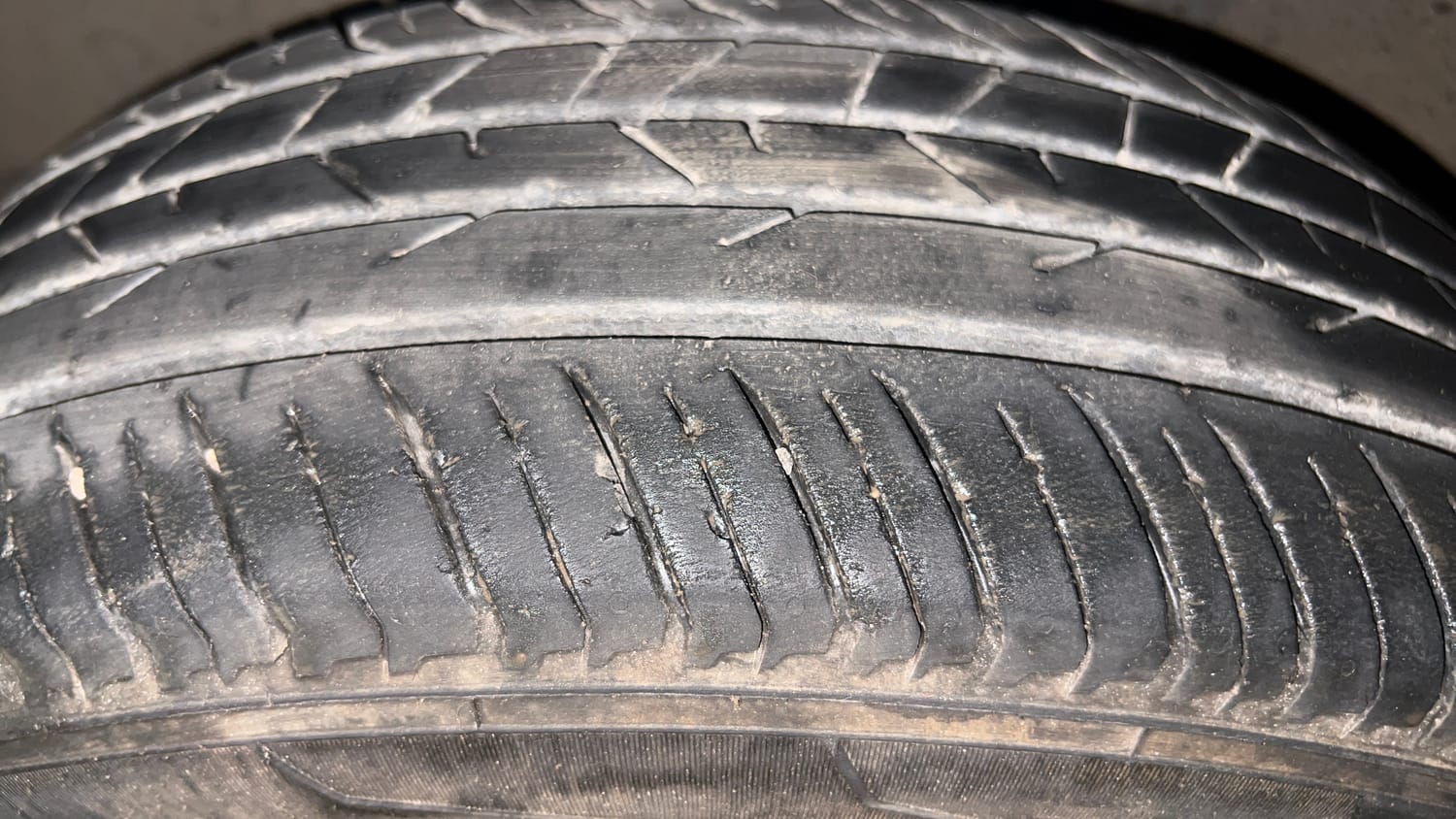 Used 2023 Renault Kiger RXT (O) AMT Petrol Automatic tyres LEFT FRONT TYRE TREAD VIEW
