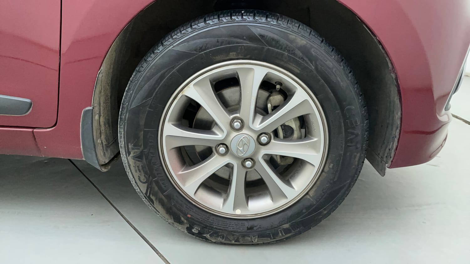 Used 2016 Hyundai Grand i10 Asta 1.2 Kappa VTVT Petrol Manual tyres RIGHT FRONT TYRE RIM VIEW