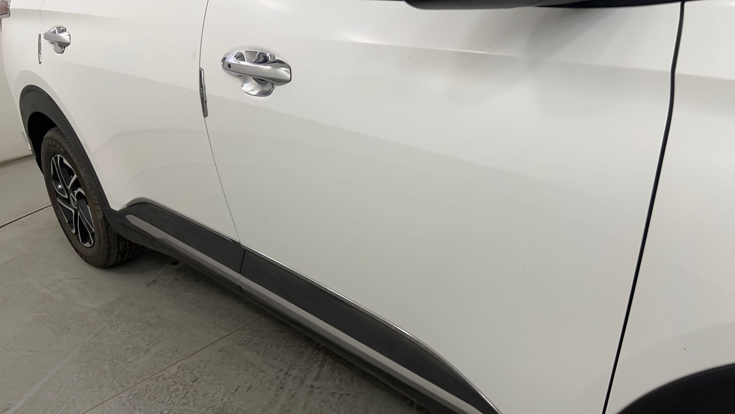 Used 2023 Kia Carens Luxury Plus 1.4 Petrol 7 STR Petrol Manual dents MINOR DENT