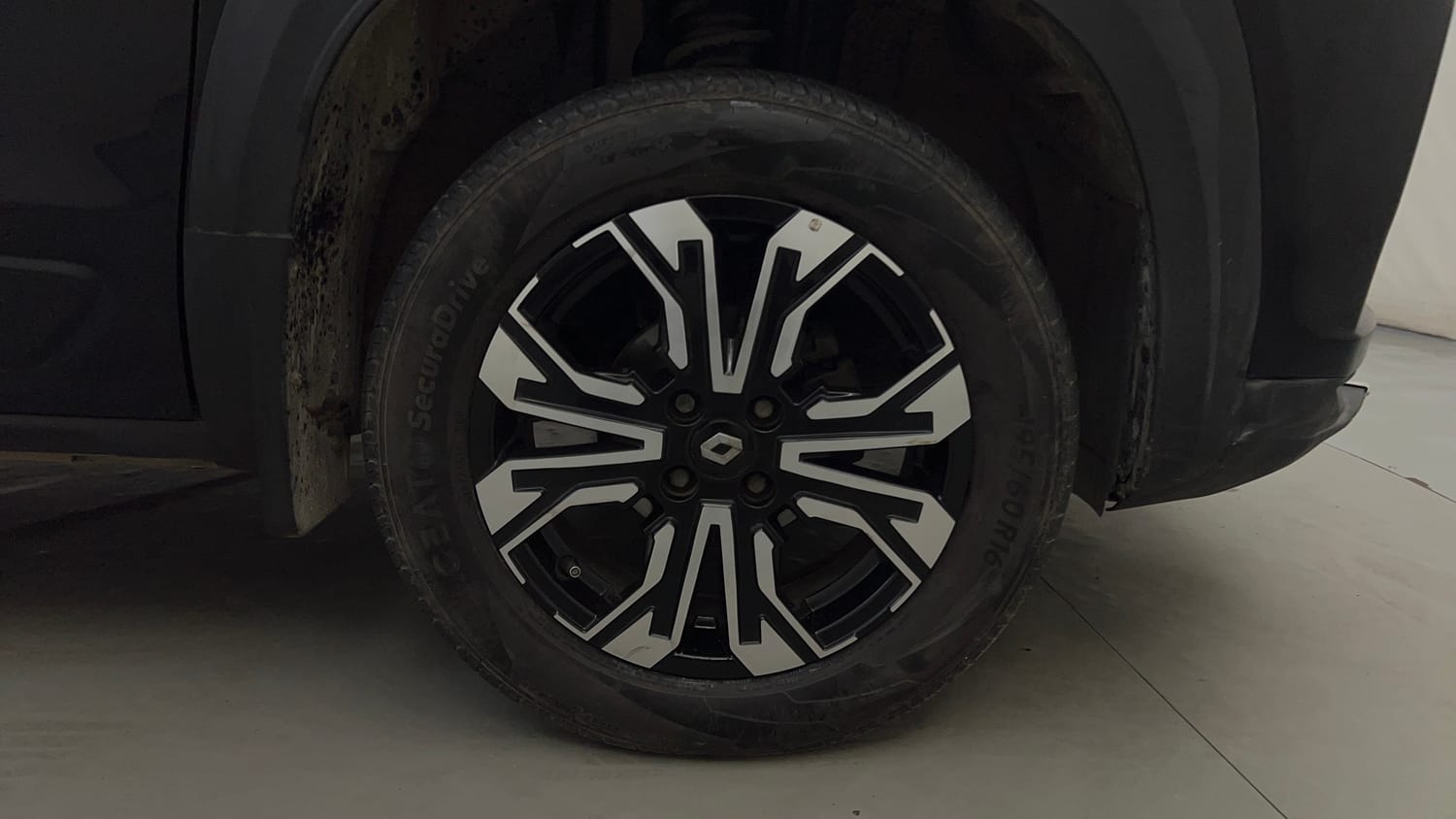Used 2023 Renault Kiger RXT (O) AMT Petrol Automatic tyres RIGHT FRONT TYRE RIM VIEW