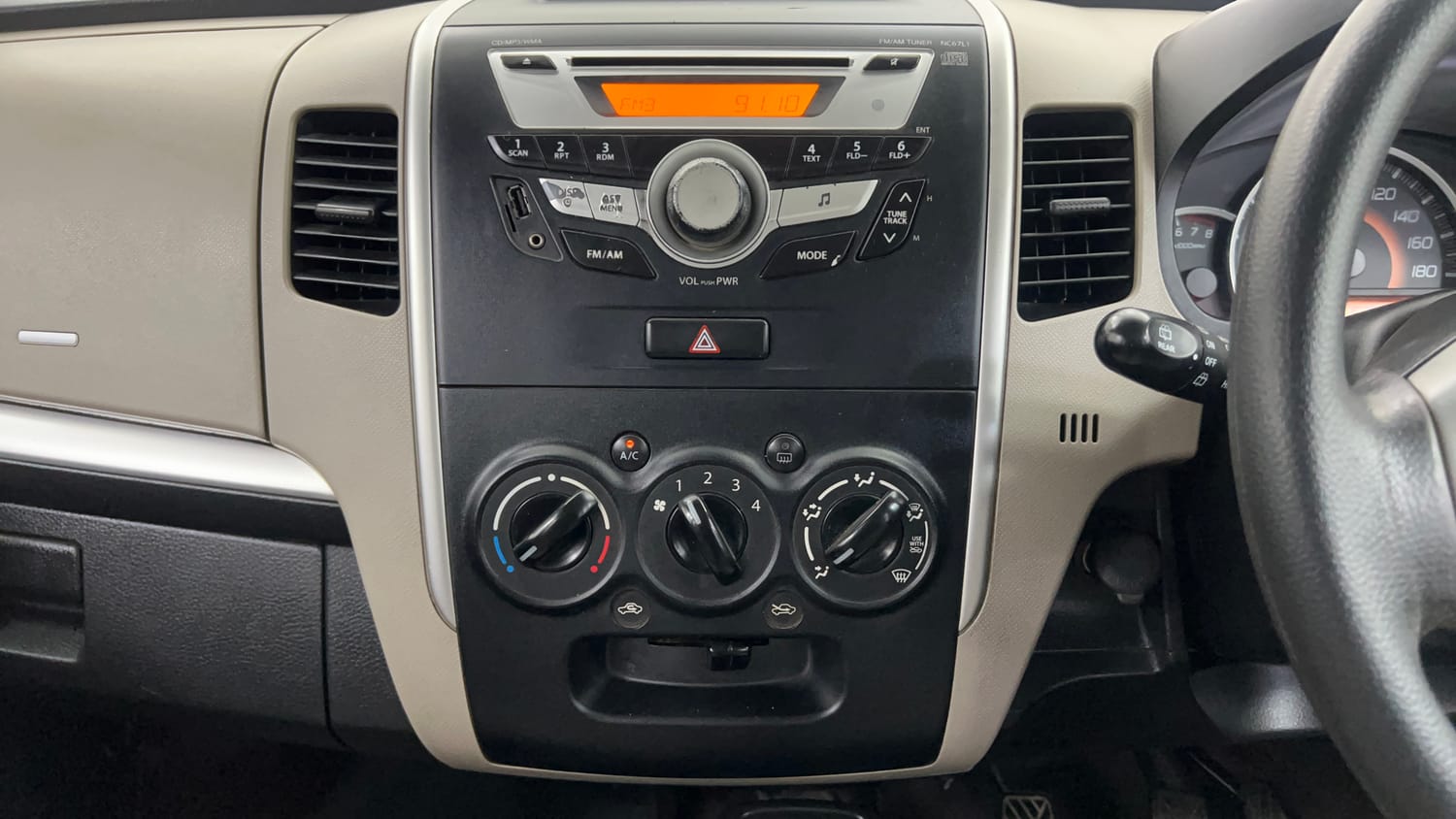 Used 2014 Maruti Suzuki Wagon R VXI Petrol Manual interior MUSIC SYSTEM & AC CONTROL VIEW