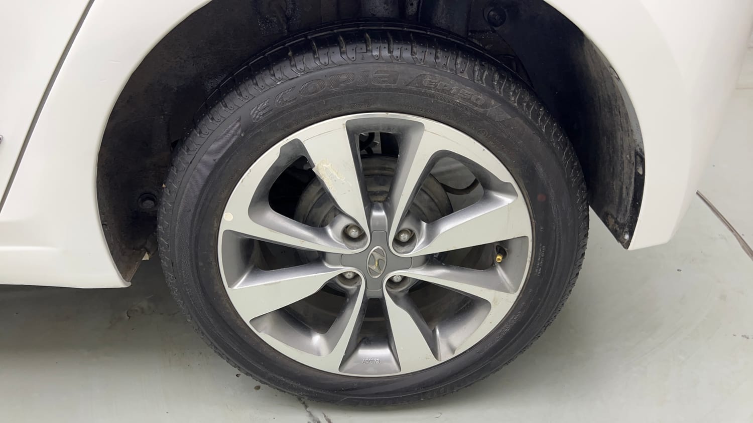 Used 2015 Hyundai Elite i20 Asta 1.2 Petrol Manual tyres LEFT REAR TYRE RIM VIEW