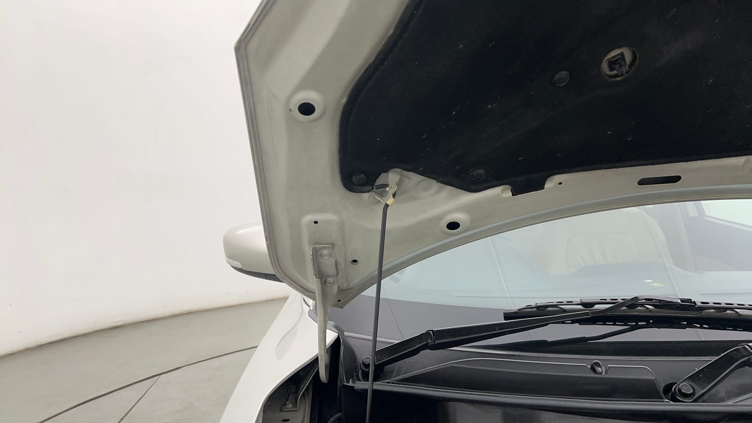Used 2019 Maruti Suzuki Dzire VXi Petrol Manual engine ENGINE RIGHT SIDE HINGE & APRON VIEW
