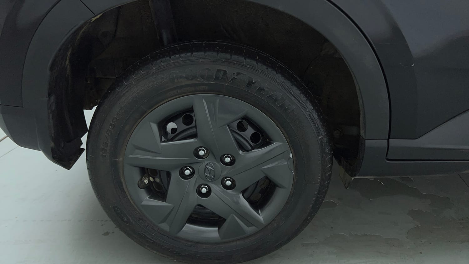 Used 2025 Hyundai Venue S Plus 1.2 Petrol MT Petrol Manual tyres RIGHT REAR TYRE RIM VIEW