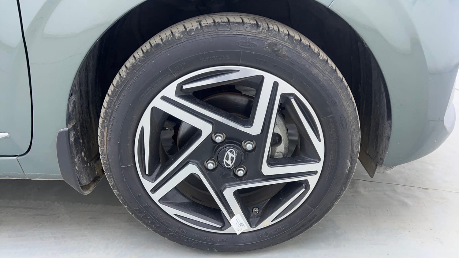Used 2026 Hyundai Grand i10 Nios Asta 1.2 Kappa AMT Petrol Automatic tyres RIGHT FRONT TYRE RIM VIEW