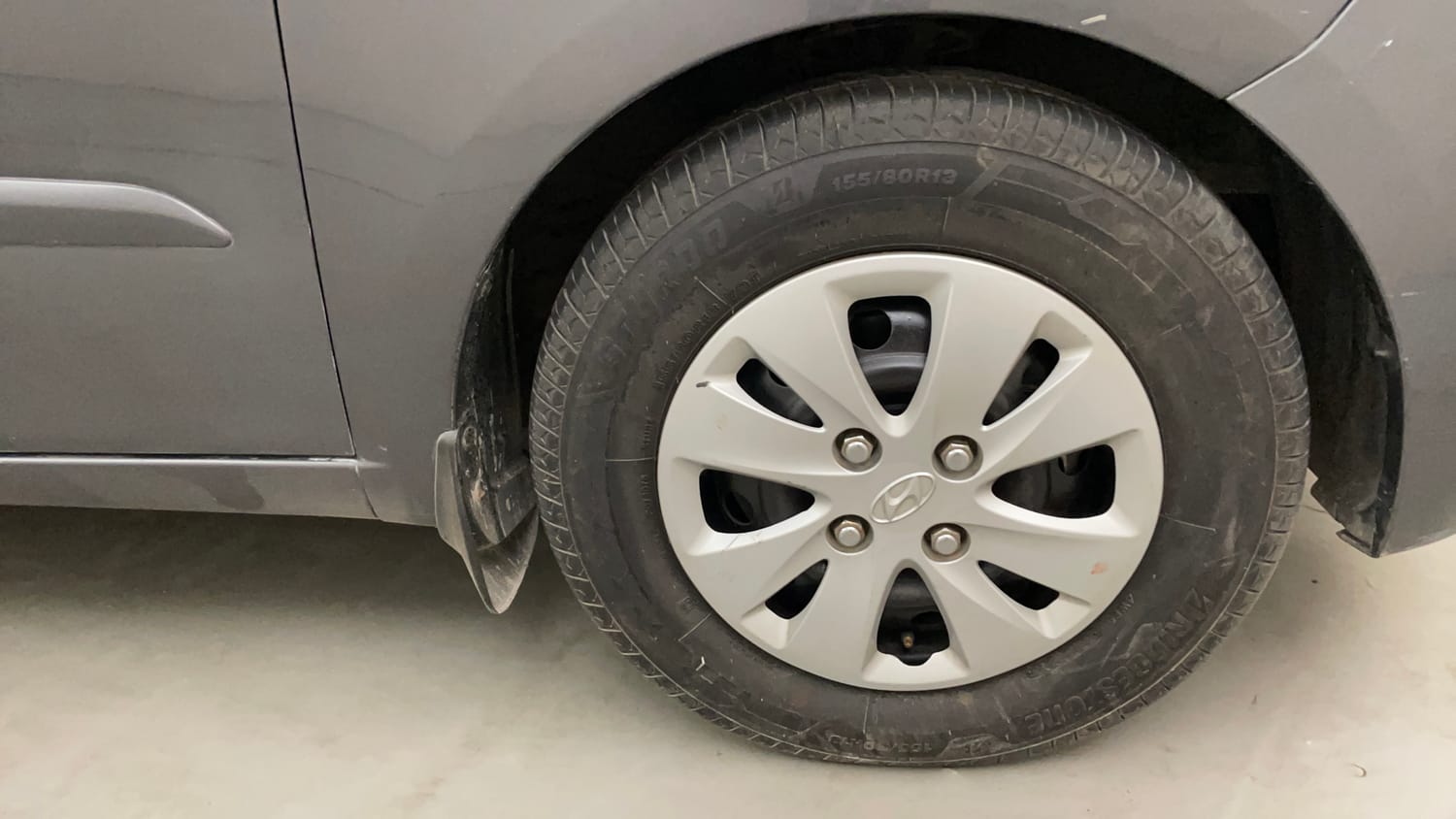 Used 2012 Hyundai i10 Sportz 1.2 Kappa2 Petrol Manual tyres RIGHT FRONT TYRE RIM VIEW