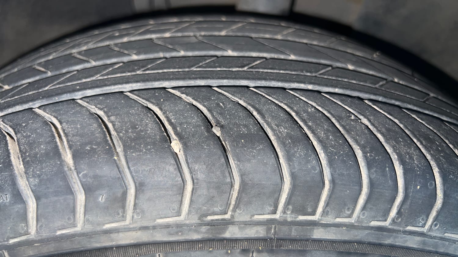 Used 2022 Volkswagen Taigun Topline 1.0 TSI AT Petrol Automatic tyres RIGHT FRONT TYRE TREAD VIEW