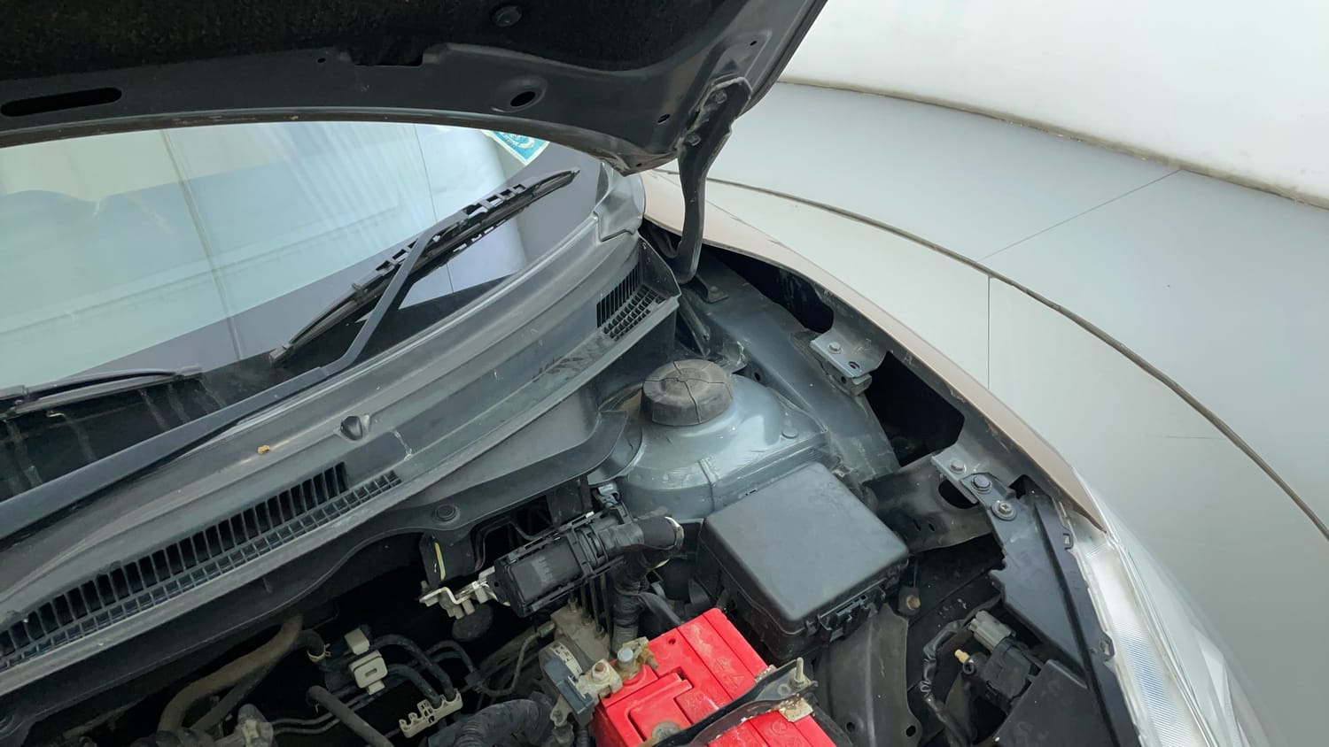 Used 2018 Maruti Suzuki Dzire VXi Petrol Automatic engine ENGINE LEFT SIDE HINGE & APRON VIEW