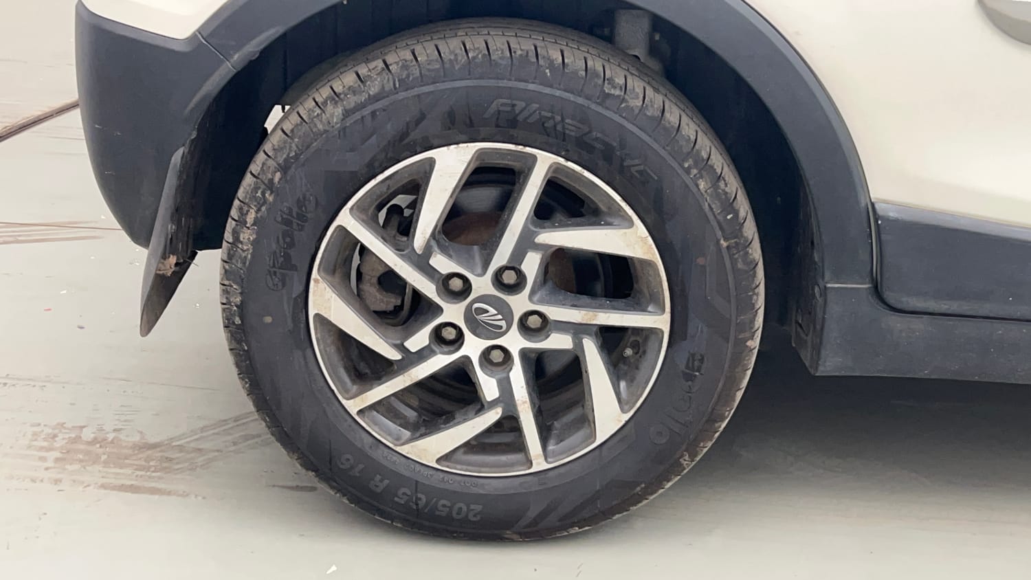 Used 2022 Mahindra XUV 300 W8 (O) 1.5 Diesel Diesel Manual tyres RIGHT REAR TYRE RIM VIEW