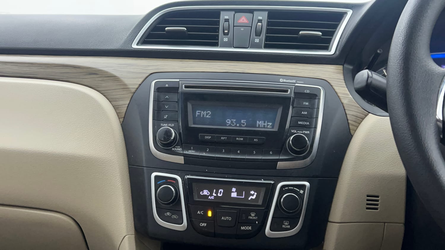 Used 2018 Maruti Suzuki Ciaz Delta Hybrid 1.5 Petrol Manual interior MUSIC SYSTEM & AC CONTROL VIEW