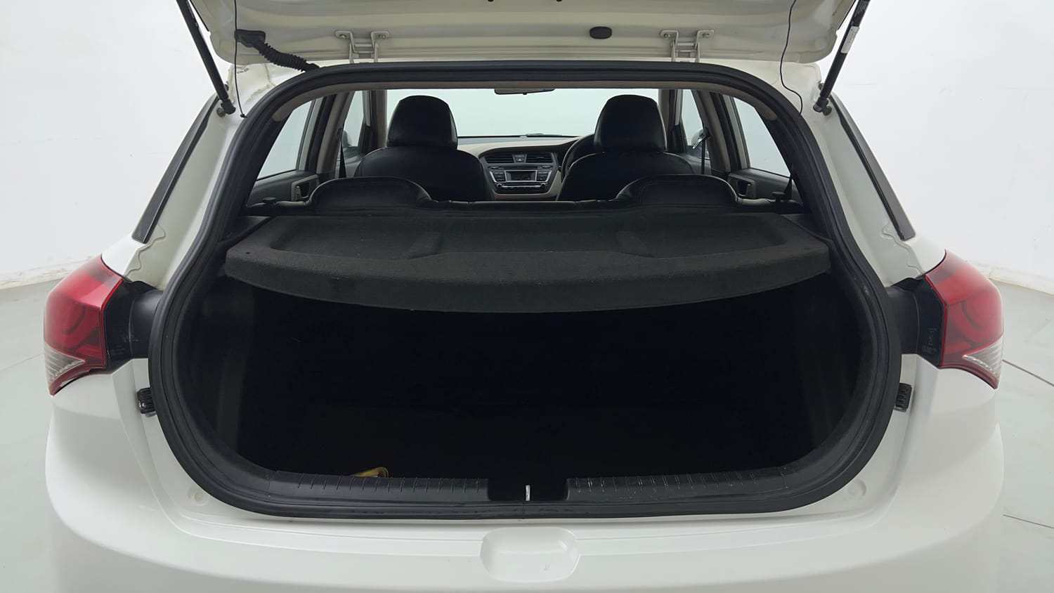 Used 2016 Hyundai Elite i20 Magna 1.2 Petrol Manual interior DICKY INSIDE VIEW