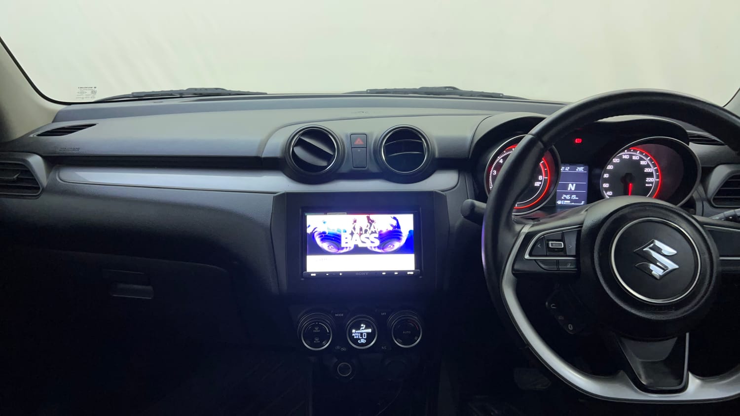 Used 2018 Maruti Suzuki Swift ZXi AMT Petrol Automatic interior MUSIC SYSTEM & AC CONTROL VIEW
