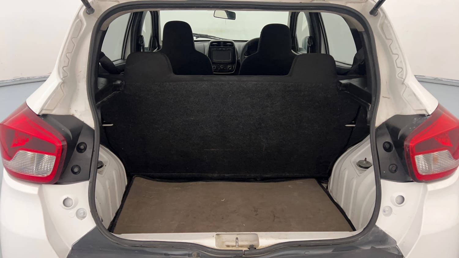 Used 2017 renault Kwid 1.0 RXT Anniversary Edition Petrol Manual interior DICKY INSIDE VIEW