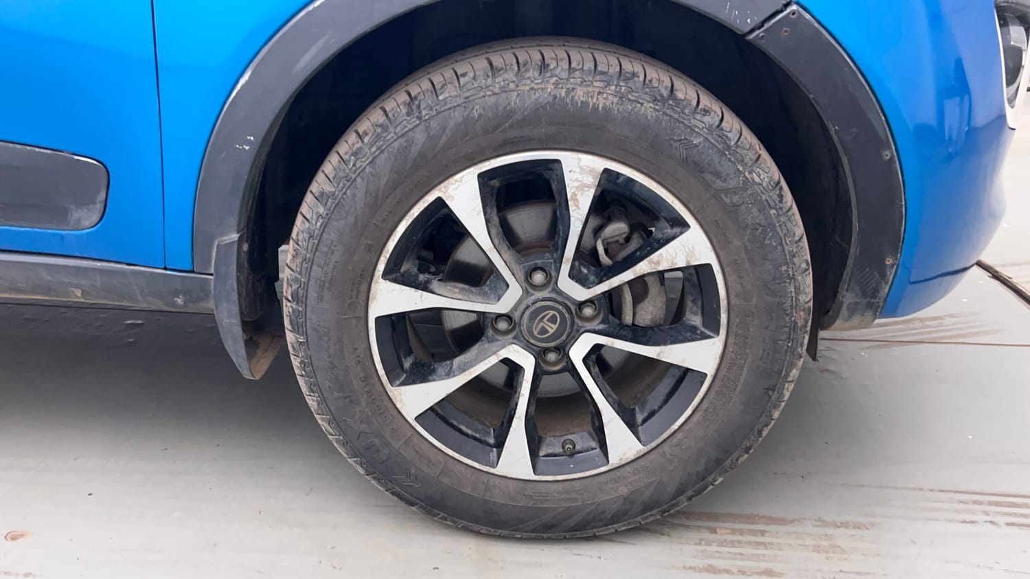 Used 2020 Tata Nexon XZA Plus (O) Petrol Automatic tyres RIGHT FRONT TYRE RIM VIEW