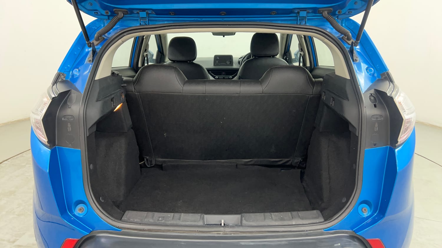 Used 2018 Tata Nexon XZ Diesel Diesel Manual interior DICKY INSIDE VIEW