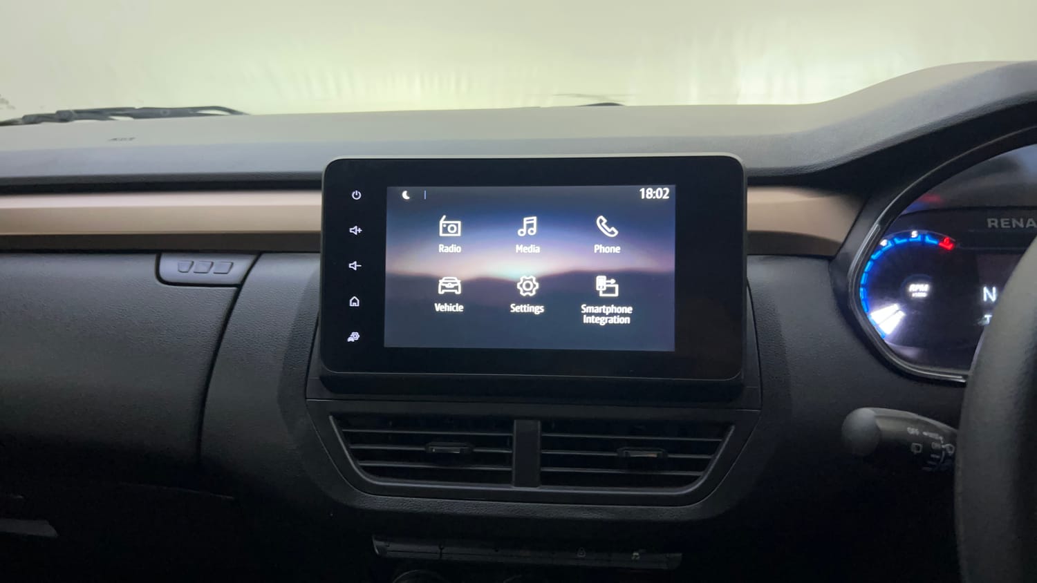 Used 2023 Renault Kiger RXT (O) AMT Petrol Automatic top_features Touch screen infotainment system