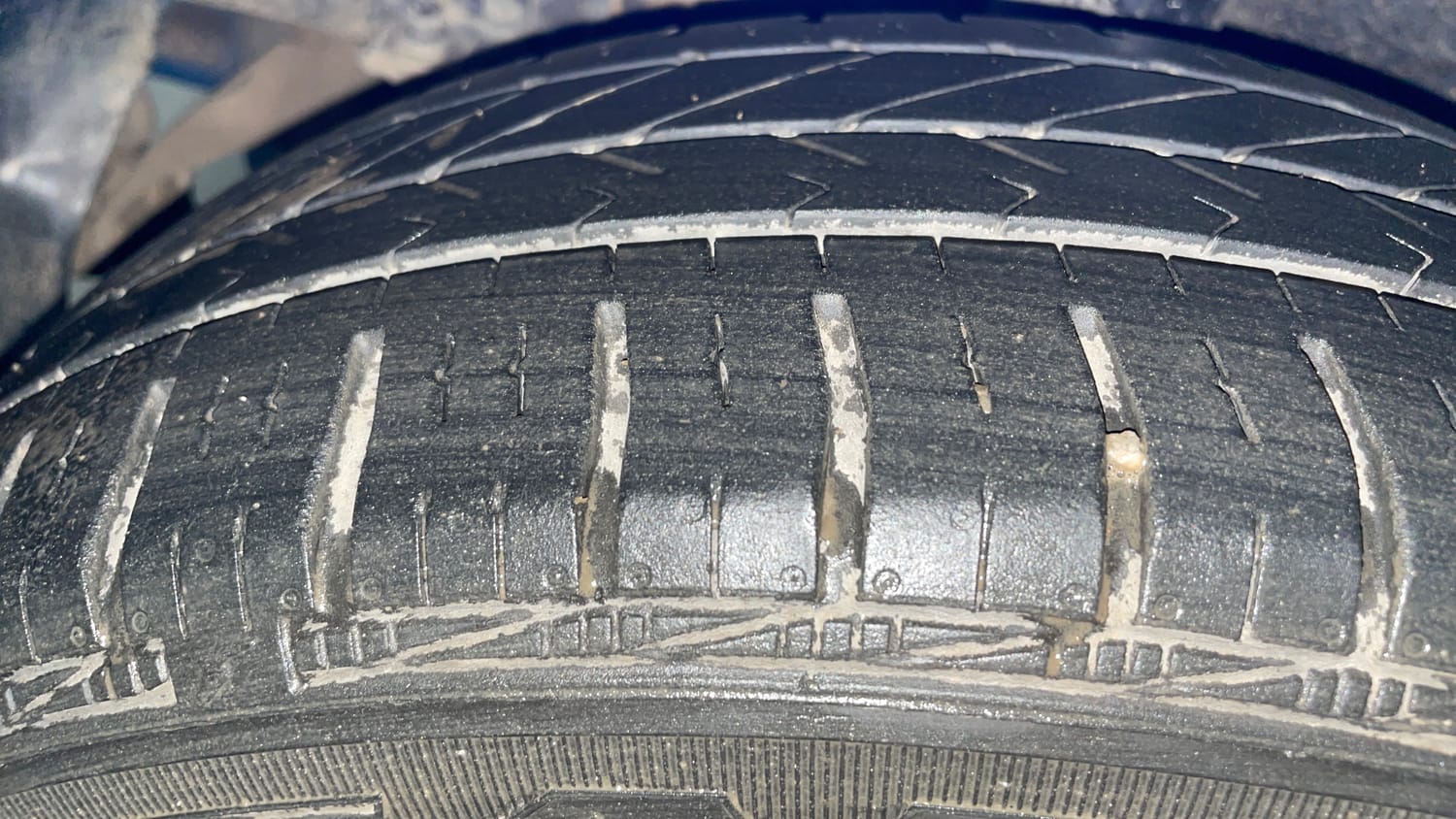 Used 2018 Hyundai Grand i10 Sportz AT 1.2 Kappa VTVT Petrol Automatic tyres RIGHT REAR TYRE TREAD VIEW