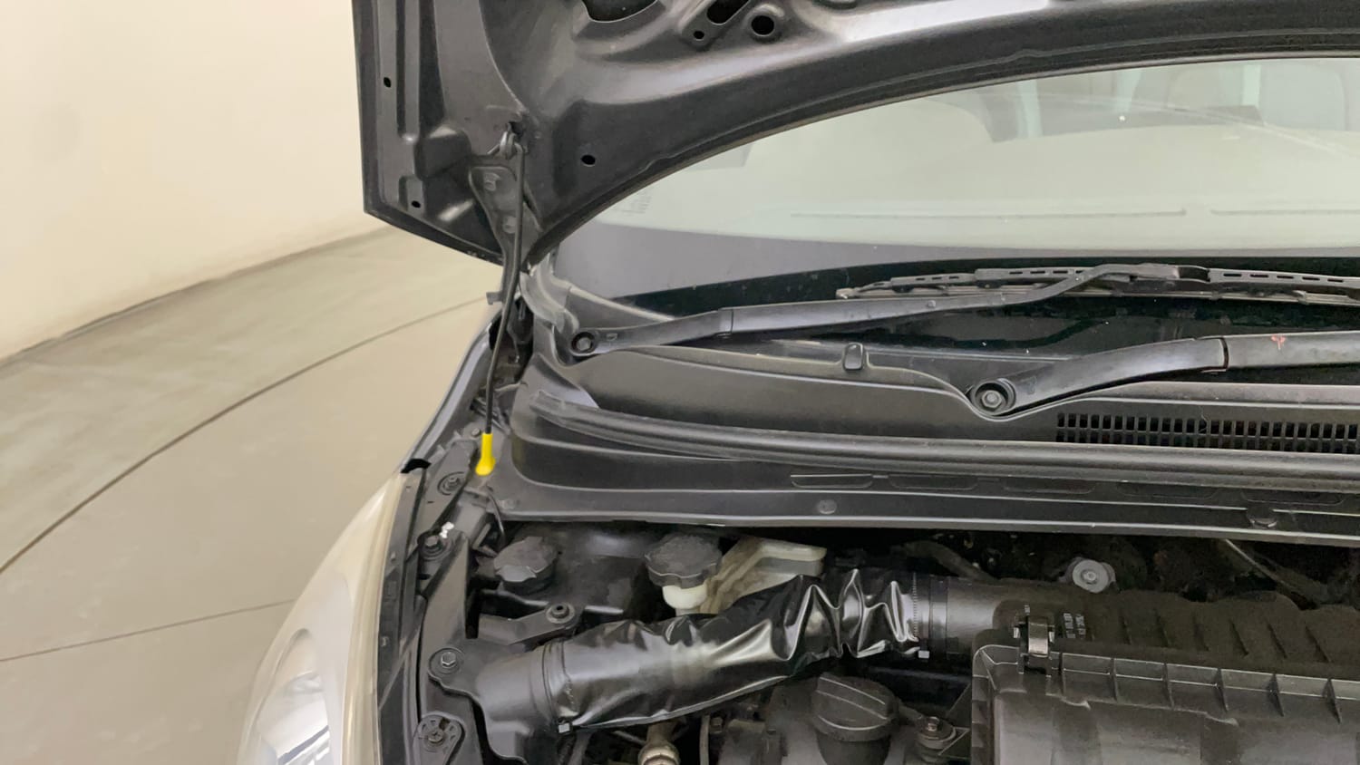 Used 2012 Hyundai i10 Sportz 1.2 Kappa2 Petrol Manual engine ENGINE RIGHT SIDE HINGE & APRON VIEW