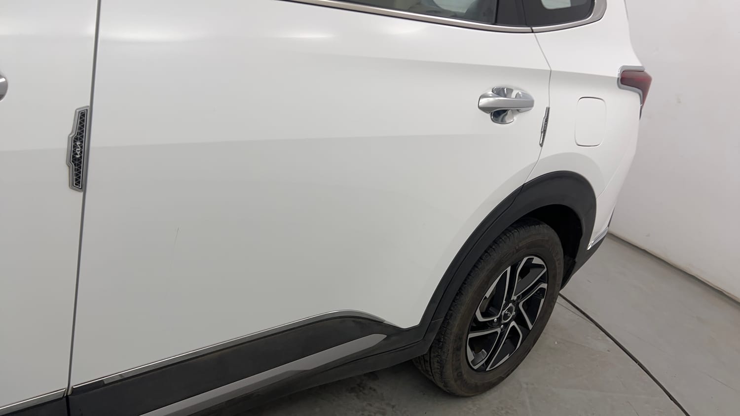 Used 2023 Kia Carens Luxury Plus 1.4 Petrol 7 STR Petrol Manual dents MINOR SCRATCH