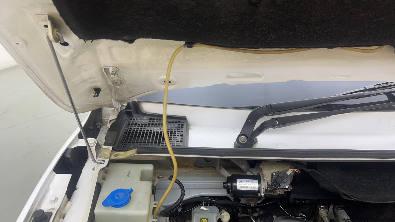 Used 2020 Renault Kwid RXT 1.0 Opt Petrol Manual engine ENGINE RIGHT SIDE HINGE & APRON VIEW