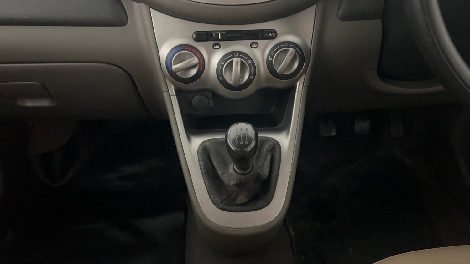 Used 2013 Hyundai i10 Magna 1.1 iRDE2 Petrol Manual interior GEAR  KNOB VIEW