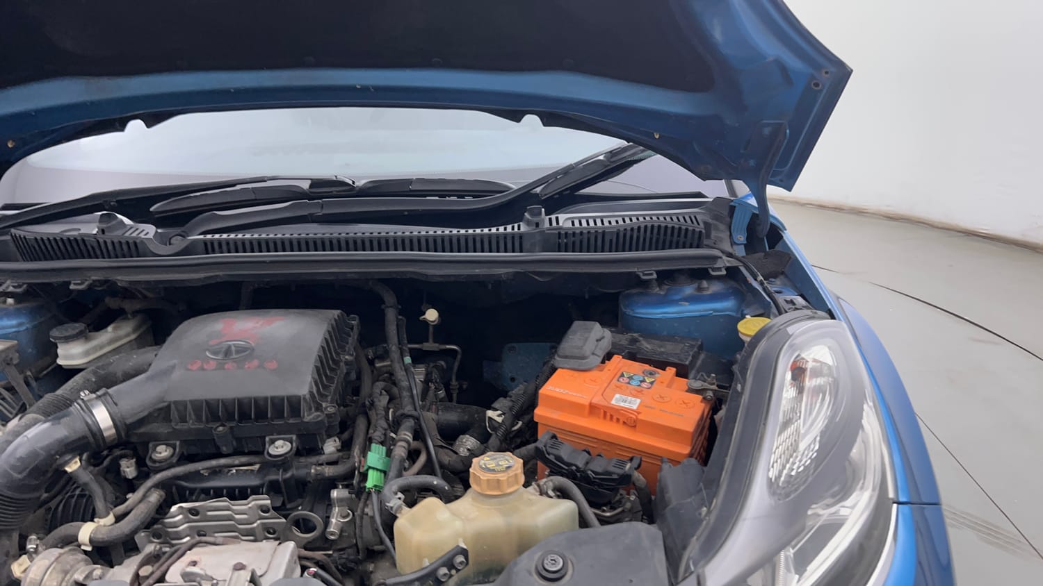Used 2020 Tata Nexon XZA Plus (O) Petrol Automatic engine ENGINE LEFT SIDE HINGE & APRON VIEW