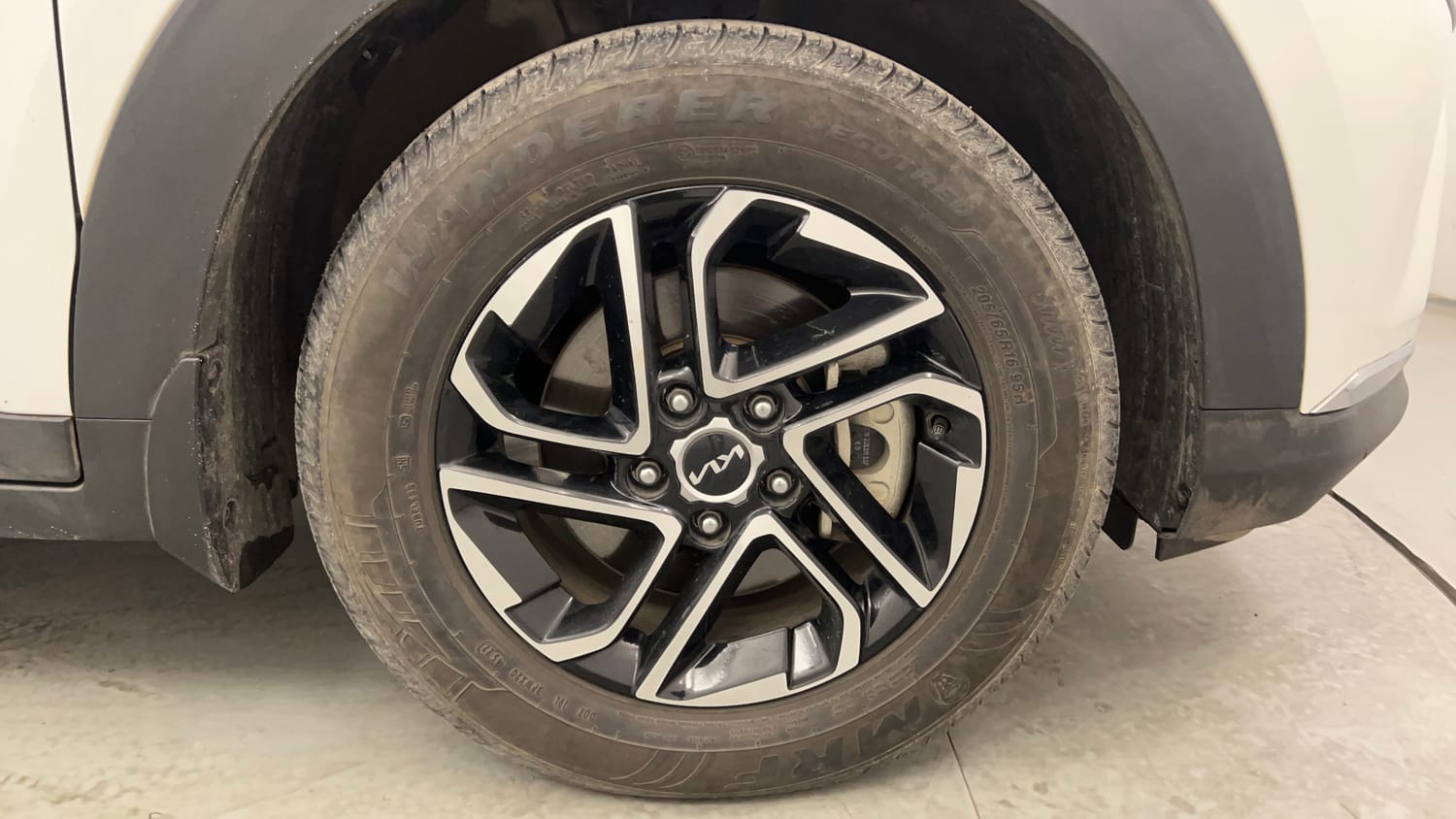 Used 2023 Kia Carens Luxury Plus 1.4 Petrol 7 STR Petrol Manual tyres RIGHT FRONT TYRE RIM VIEW