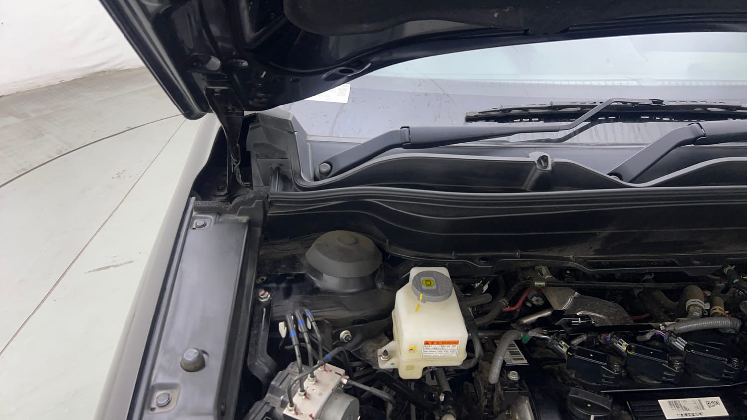 Used 2025 Toyota Urban Cruiser Hyryder V Hybrid Hybrid Automatic engine ENGINE RIGHT SIDE HINGE & APRON VIEW