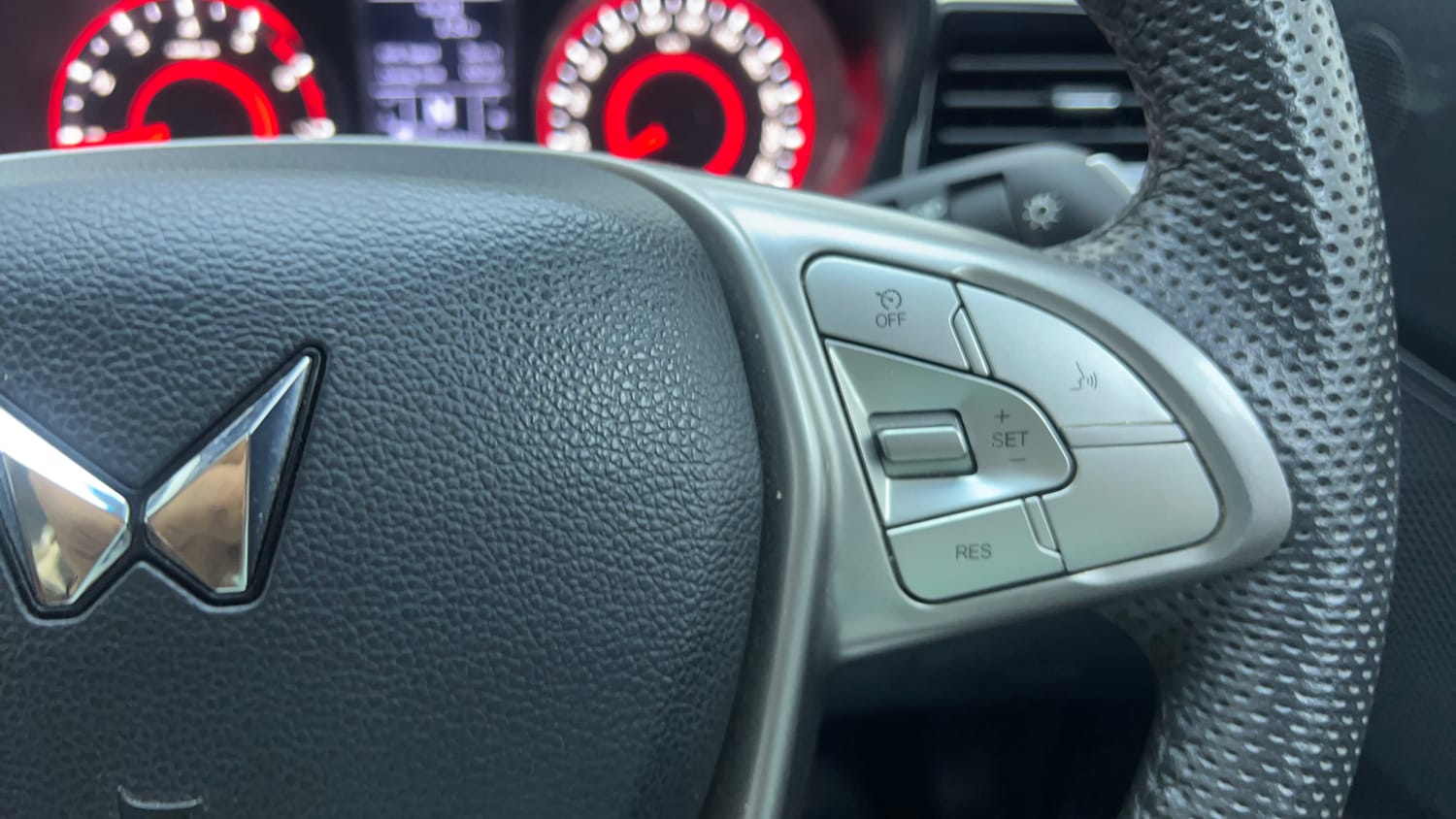 Used 2023 Mahindra XUV 300 TurboSport W8 Petrol Manual top_features Cruise control