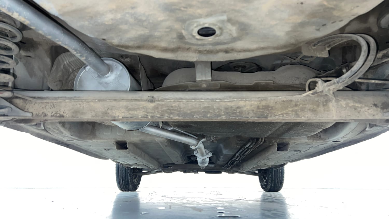 Used 2017 renault Kwid 1.0 RXT Anniversary Edition Petrol Manual extra REAR UNDERBODY VIEW (TAKEN FROM REAR)