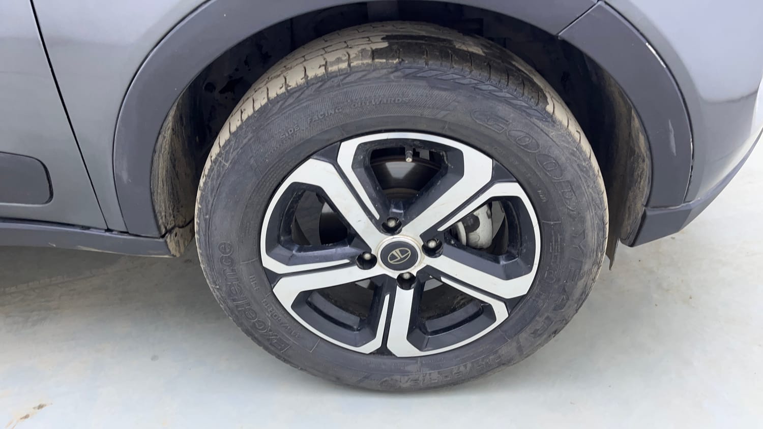 Used 2023 Tata Nexon XZ Plus Diesel Diesel Manual tyres RIGHT FRONT TYRE RIM VIEW