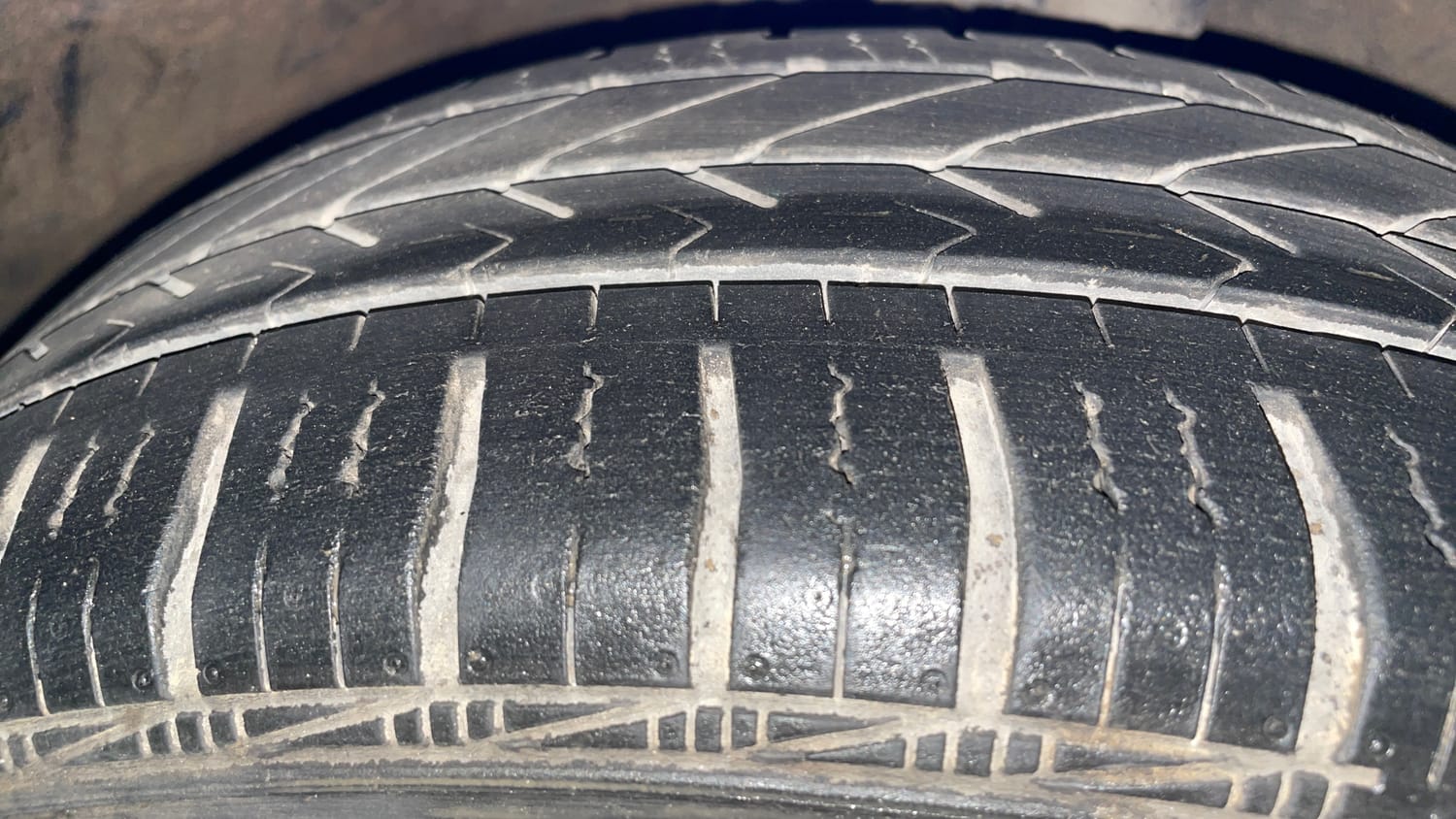 Used 2018 Hyundai Grand i10 Sportz AT 1.2 Kappa VTVT Petrol Automatic tyres RIGHT FRONT TYRE TREAD VIEW