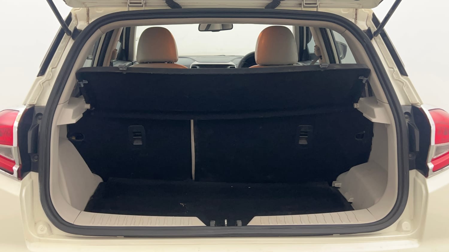 Used 2022 Mahindra XUV 300 W8 (O) 1.5 Diesel Diesel Manual interior DICKY INSIDE VIEW