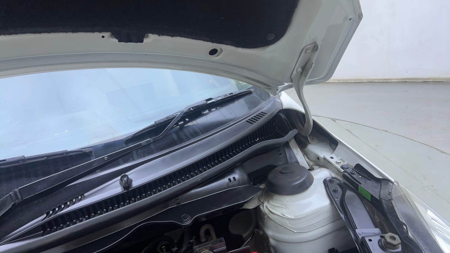Used 2015 Maruti Suzuki Swift Dzire VXI Petrol Manual engine ENGINE LEFT SIDE HINGE & APRON VIEW
