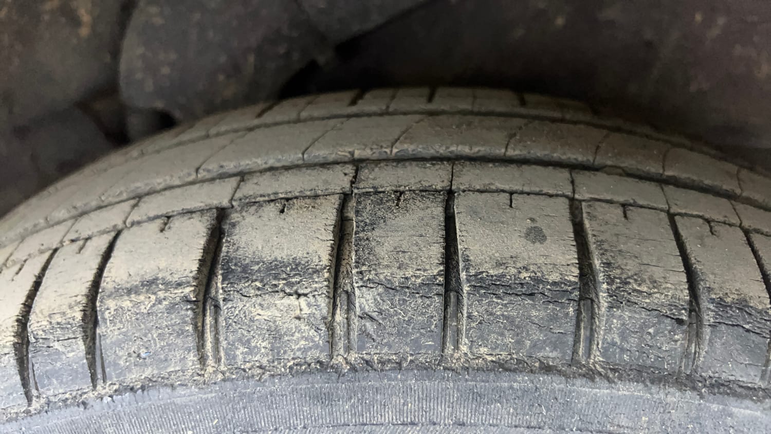 Used 2015 Hyundai i10 Sportz 1.1 iRDE2 Petrol Manual tyres LEFT REAR TYRE TREAD VIEW