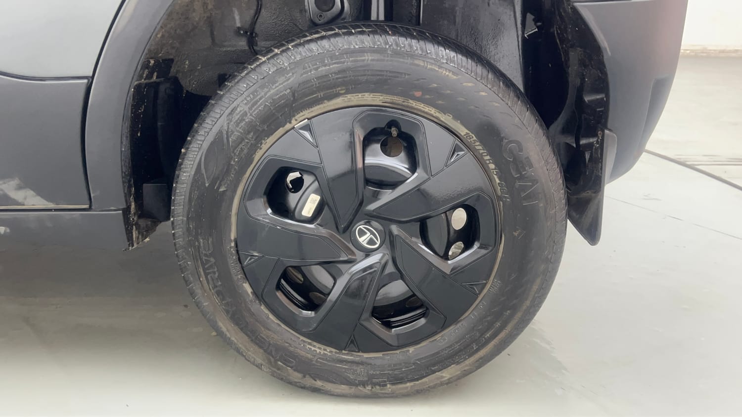 Used 2025 Tata Punch Pure MT Petrol Manual tyres LEFT REAR TYRE RIM VIEW