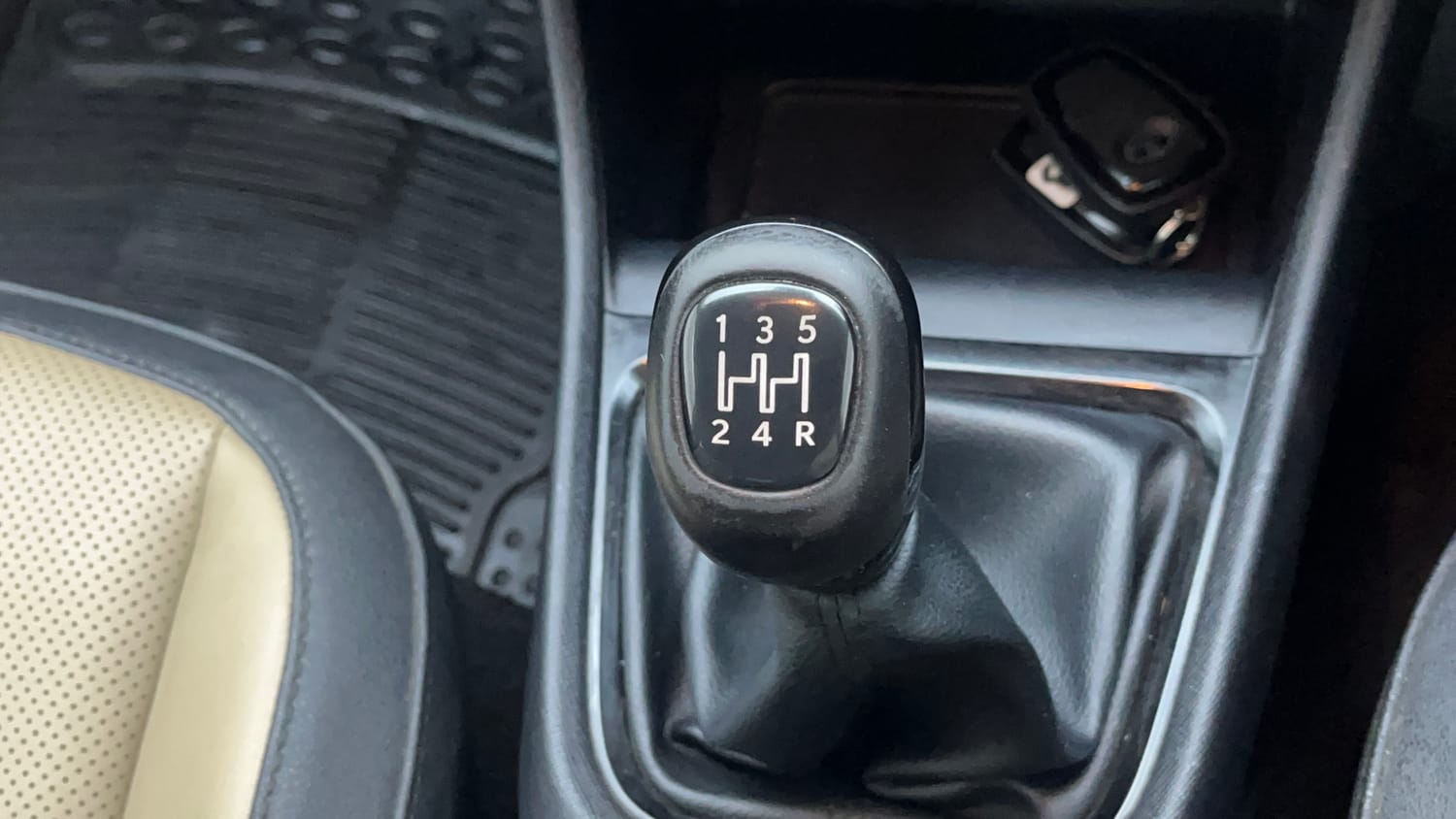 Used 2022 Tata Punch Kaziranga Creative MT Petrol Manual interior GEAR  KNOB VIEW