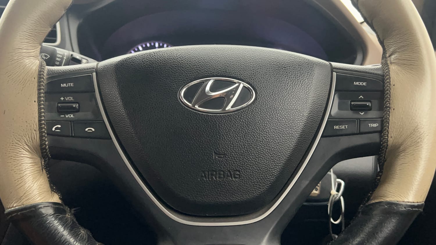Used 2018 Hyundai Elite i20 Sportz 1.2 Petrol Manual top_features Steering mounted controls