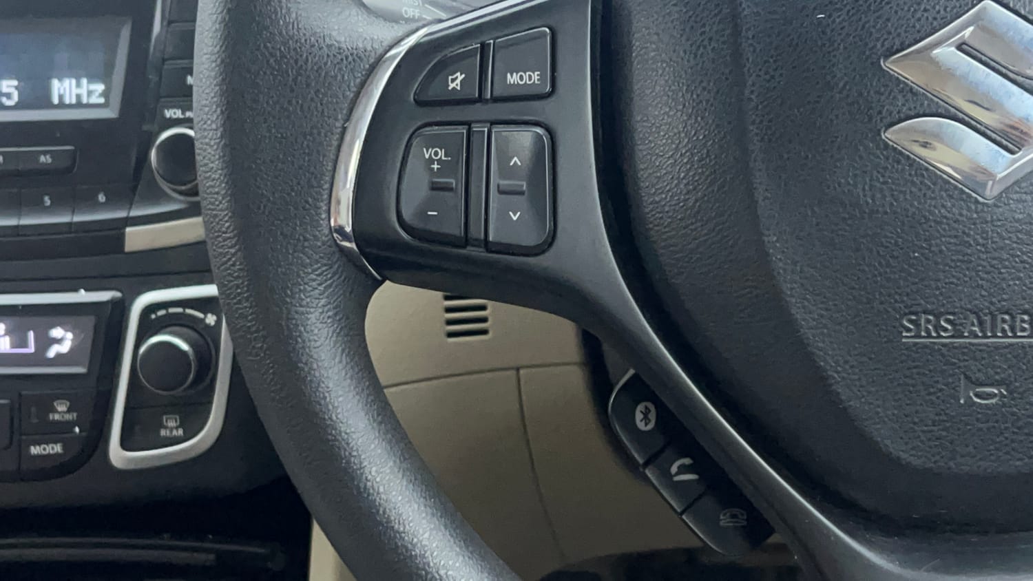 Used 2018 Maruti Suzuki Ciaz Delta Hybrid 1.5 Petrol Manual top_features Steering mounted controls