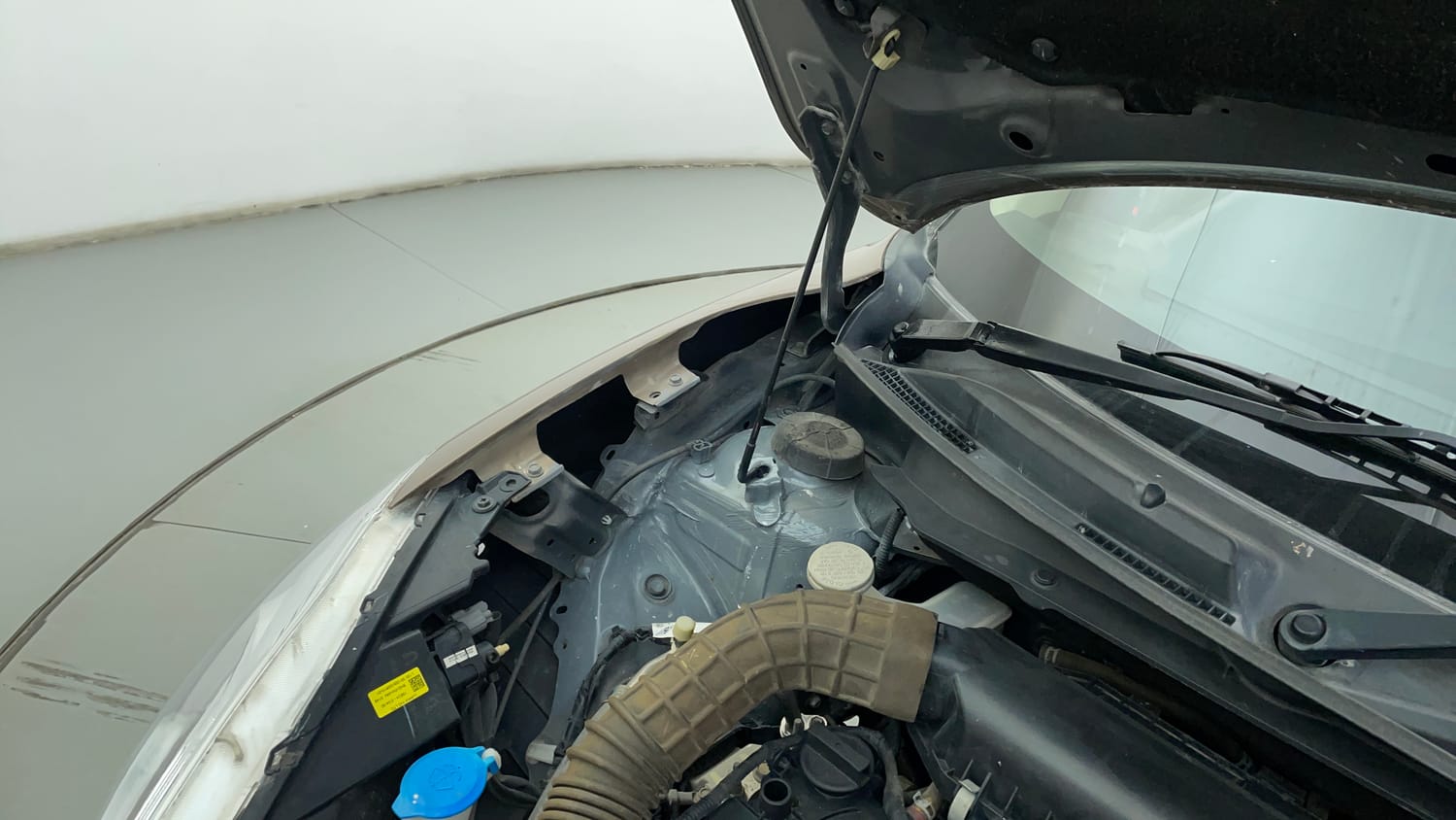 Used 2018 Maruti Suzuki Dzire VXi Petrol Automatic engine ENGINE RIGHT SIDE HINGE & APRON VIEW