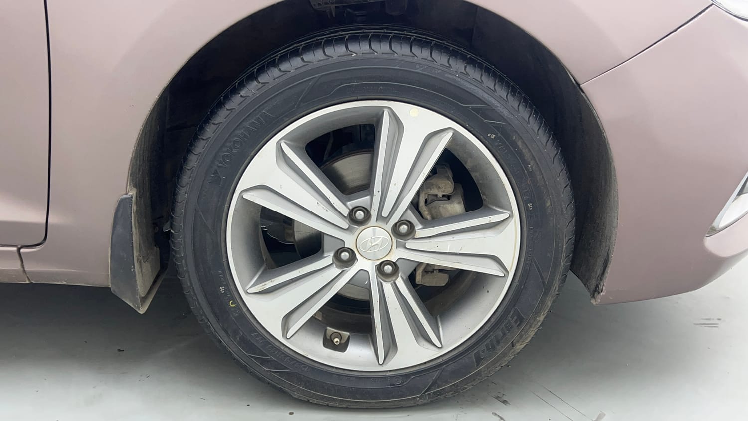 Used 2017 Hyundai Verna SX 1.6 VTVT Petrol Manual tyres RIGHT FRONT TYRE RIM VIEW