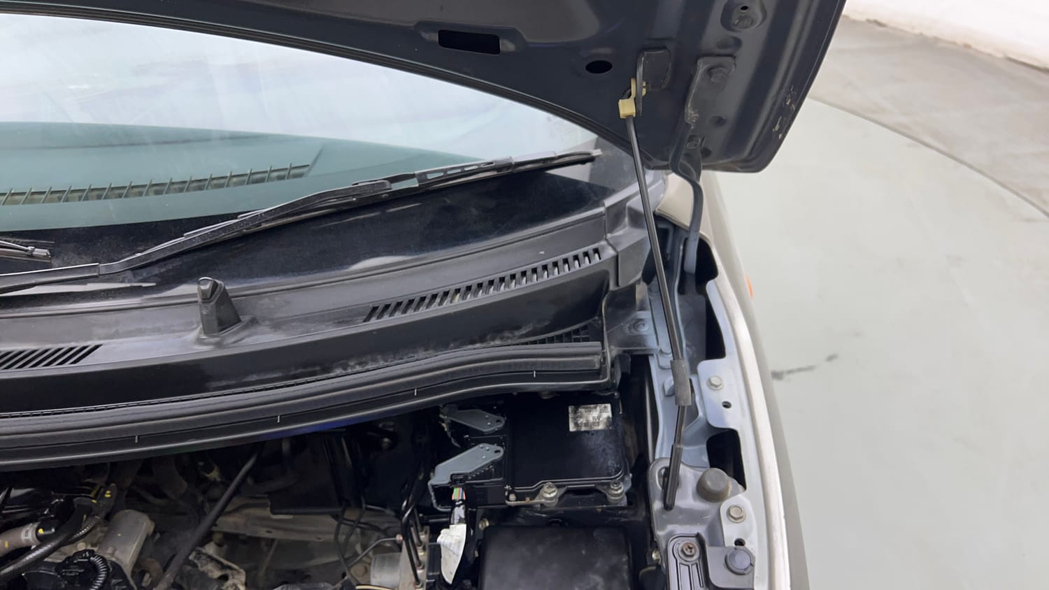 Used 2019 Maruti Suzuki Wagon R 1.0 VXi 1.0 Petrol Manual engine ENGINE LEFT SIDE HINGE & APRON VIEW