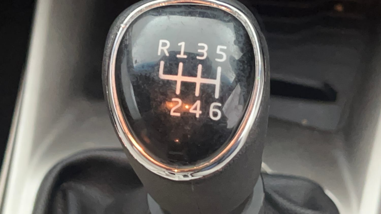 Used 2022 Mahindra XUV 300 W8 (O) 1.5 Diesel Diesel Manual interior GEAR  KNOB VIEW