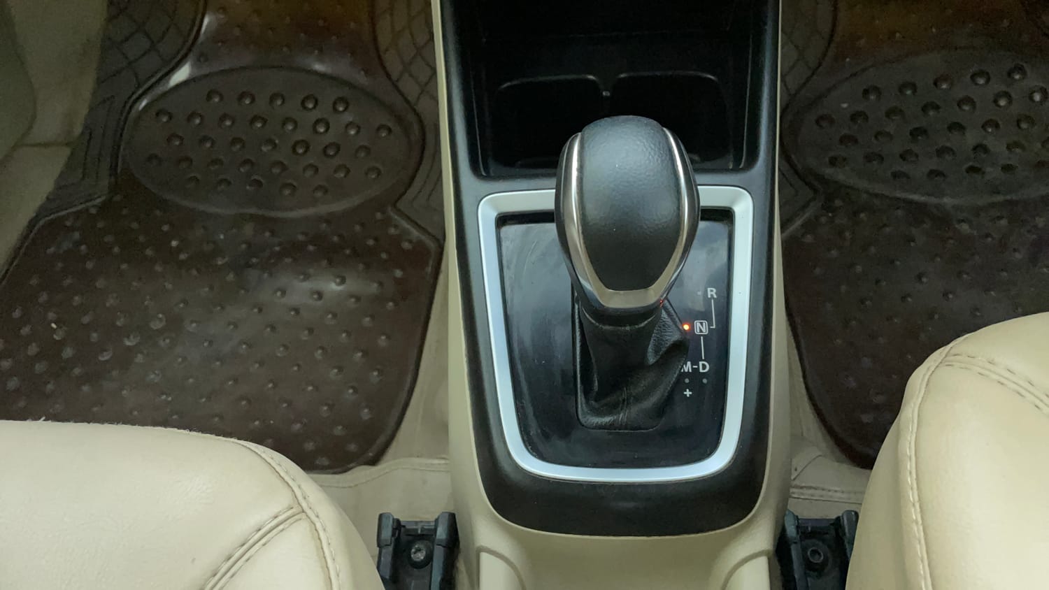 Used 2018 Maruti Suzuki Dzire VXi Petrol Automatic interior GEAR  KNOB VIEW