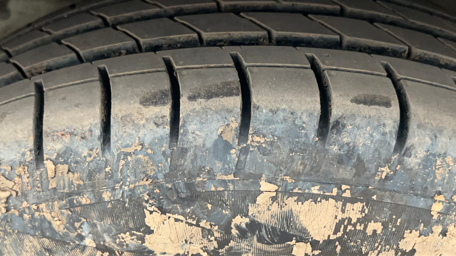 Used 2022 Mahindra XUV 300 W8 (O) 1.5 Diesel Diesel Manual tyres LEFT FRONT TYRE TREAD VIEW